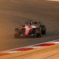 Charles Leclerc impressiona com 1min31s992, liderando os testes no Bahrein - Imagem: Reprodução / Ferrari