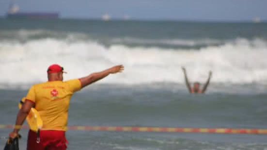 Buscas estão sendo realizadas para encontrar turista desaparecido no mar do litoral de São Paulo - Imagem: Divulgação/GBMar