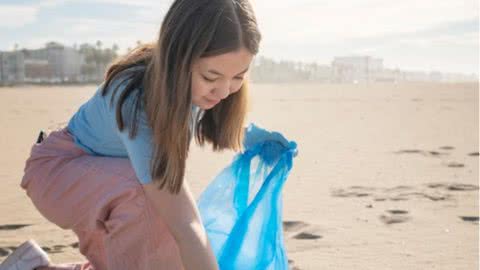 Em Santos, operação de limpeza no Réveillon retira quase 50% a mais de resíduos das praias - Imagem: reprodução Freepik