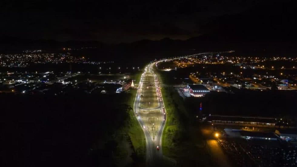 Mais 2 km de iluminação são instalados em rodovia do litoral de São Paulo - Imagem: Divulgação/ Prefeitura de Bertioga