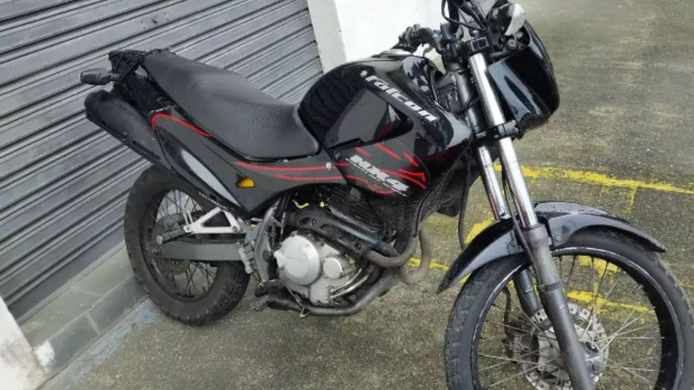 Motocicleta utilizada no crime foi apreendida pelas autoridades - Imagem: Reprodução/ Polícia Militar