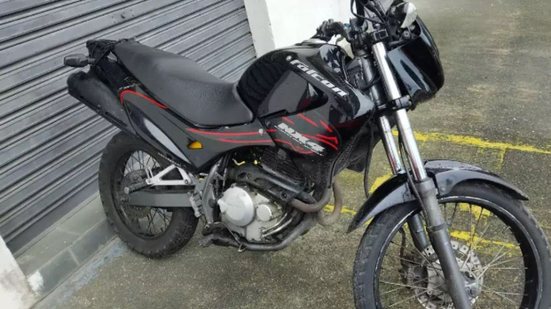 Motocicleta utilizada no crime foi apreendida pelas autoridades - Imagem: Reprodução/ Polícia Militar