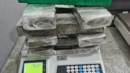 Foram apreendidos 11 tabletes de maconha, uma balança e embalagens para preparo - Imagem: Reprodução/Polícia Civil