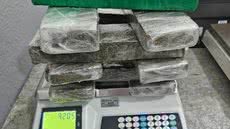 Foram apreendidos 11 tabletes de maconha, uma balança e embalagens para preparo - Imagem: Reprodução/Polícia Civil