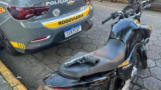 Policiais militares foram acionados para atender essa ocorrência de uma dupla criminosa que atirou contra outro motorista - Imagem: Reprodução/  Polícia Militar Rodoviária