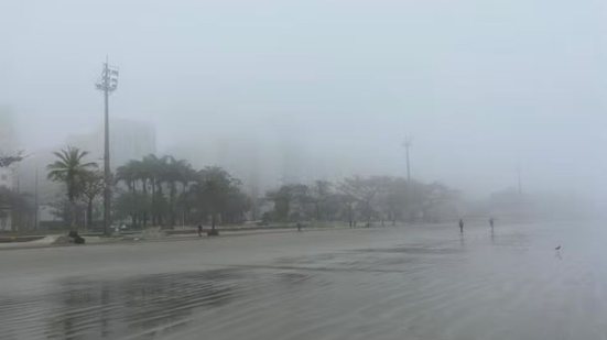 Recorde de paralisações no porto de Santos devido à neblina densa - Imagem: Reprodução/ g1