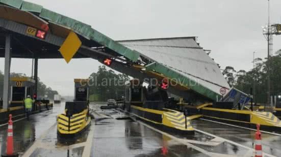 Equipes de resgate e a Polícia Militar Rodoviária foram acionadas para atender ao incidente na Praça de Pedágio - Imagem: Reprodução/CCI Artesp