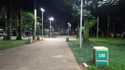 Praça do SESC, em Santos, ganha nova iluminação de LED - Imagem: reprodução Prefeitura de Santos