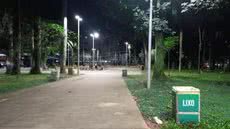 Praça do SESC, em Santos, ganha nova iluminação de LED - Imagem: reprodução Prefeitura de Santos