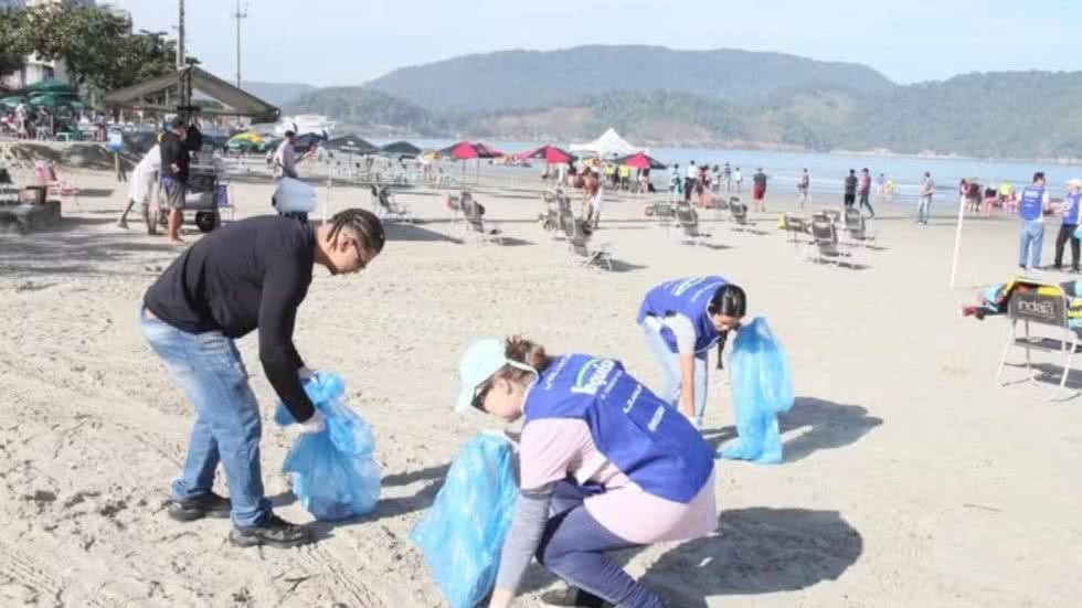 Praia de Santos livre do lixo: mutirão retira mais de 7 kg de resíduos da areia - Imagem: Reprodução/Freepik