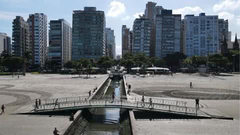Orla de Santos ganhará novas rampas de acesso à praia e ampliação de passarelas - Imagem: reprodução Prefeitura de Santos