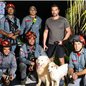Equipe do Corpo de Bombeiros utilizou técnicas de salvamento em altura para retirar a cadela de uma área de mata fechada no Morro do Tortuga, em Guarujá - Imagem: Reprodução