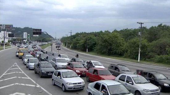 Congestionamento de 3km - Imagem: Reprodução/TV Tribuna