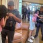 Menina de 10 anos entrega carta e presente ao cabo Willian Alves Dias durante reencontro realizado na sexta-feira (16), na sede do comando da Polícia Militar, em São Paulo - Imagem: Arquivo Pessoal