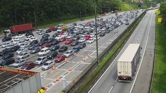 Mais de 20 km de lentidão e acidentes complicam o tráfego nas rodovias principais - Imagem: Reprodução/ Ecovias