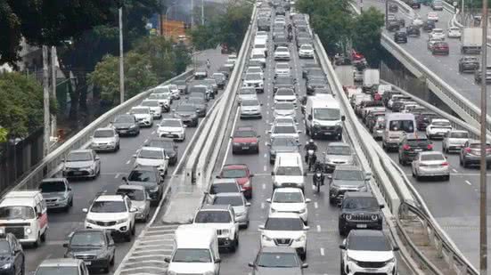 Movimentação de veículos causa lentidão na interligação Baixada e nas Rodovias da Serra - Inagem: Reprodução/Paulo Pinto/Agência Brasil