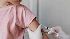 Férias escolares é uma boa oportunidade para colocar a cardeneta de vacinação das crianças em dia - Imagem: Reprodução/  Freepik