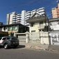 Residência no bairro Pompéia foi alvo de um assalto na manhã desta quarta-feira (29). Criminosos renderam os moradores, realizaram transferências bancárias e fugiram com o carro da família - Imagem: Yasmin Braga/TV Tribuna