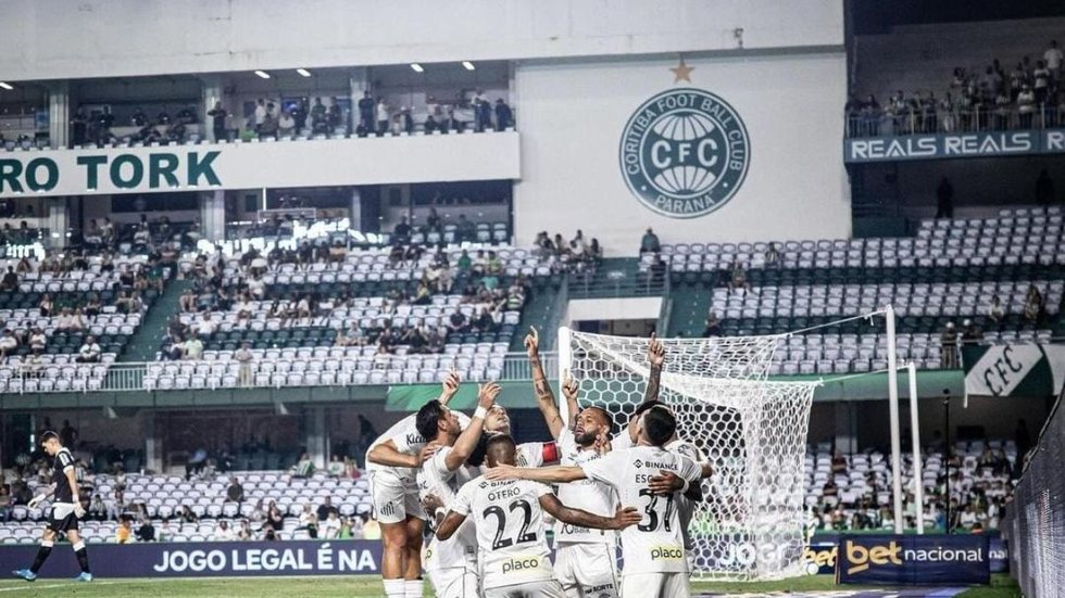 Time foca na busca pelo título nas rodadas finais da competição - Imagem: Reprodução/Instagram/@RaulBaretta_Photo/Santos FC