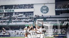 Time foca na busca pelo título nas rodadas finais da competição - Imagem: Reprodução/Instagram/@RaulBaretta_Photo/Santos FC