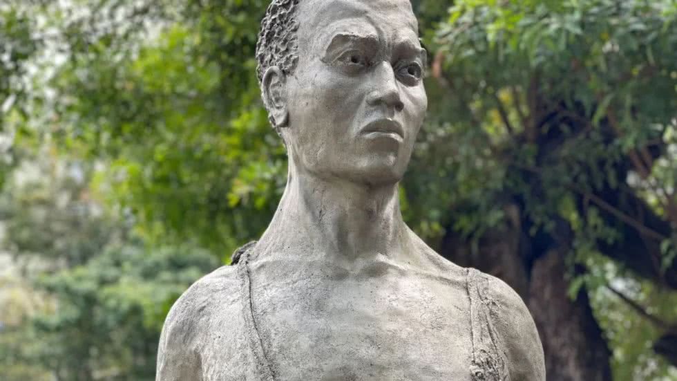 Busto do Zumbi dos Palmares, em Santos - Imagem: Reprodução/Matheus Croce/g1