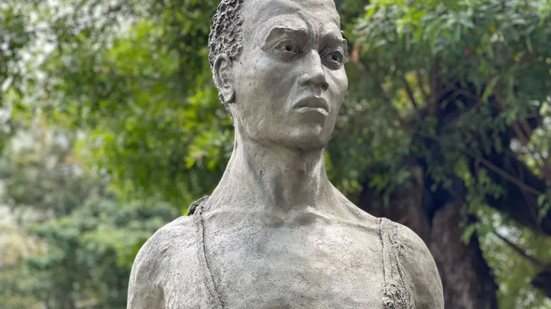 Busto do Zumbi dos Palmares, em Santos - Imagem: Reprodução/Matheus Croce/g1