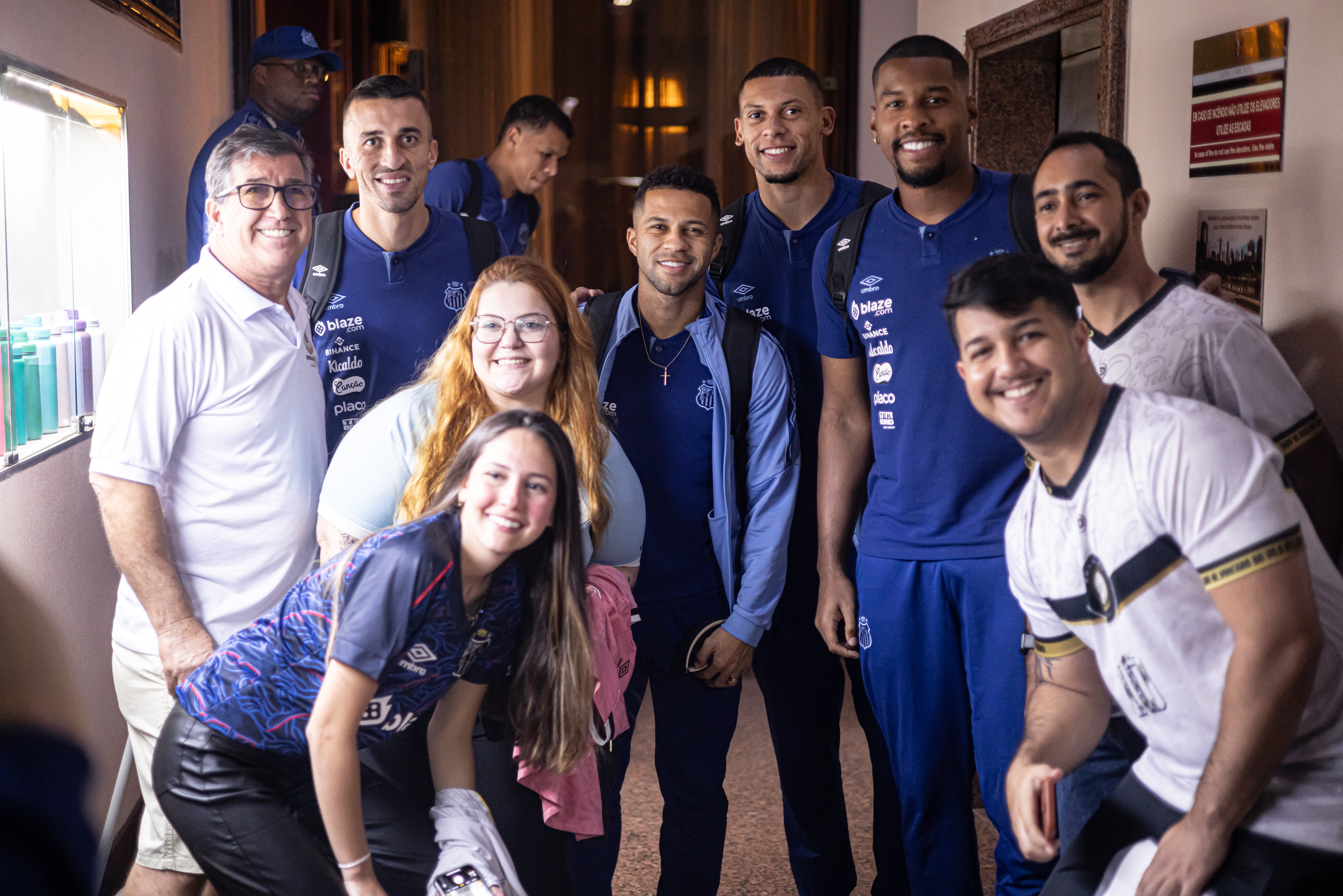 Torcedores do Santos visitam hotel da delegação em Goiânia - Imagem: Flickr/Santos