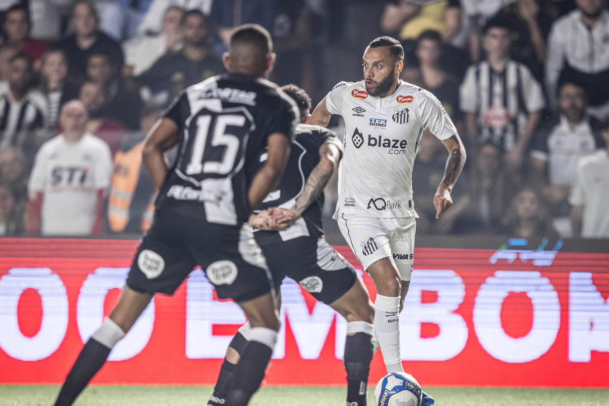 Atacante Guilherme, durante o empate entre Santos e Ponte Preta na Vila Belmiro - Imagem: Raul Baretta/ Santos FC