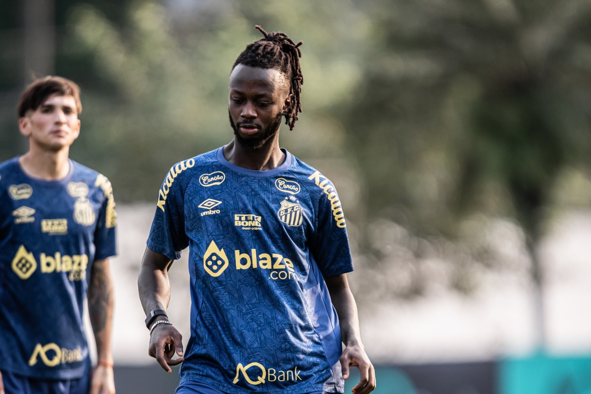 Yusupha Njie é o primeiro jogador gambiano a vestir a camisa do Santos - Imagem: Flickr/Santos