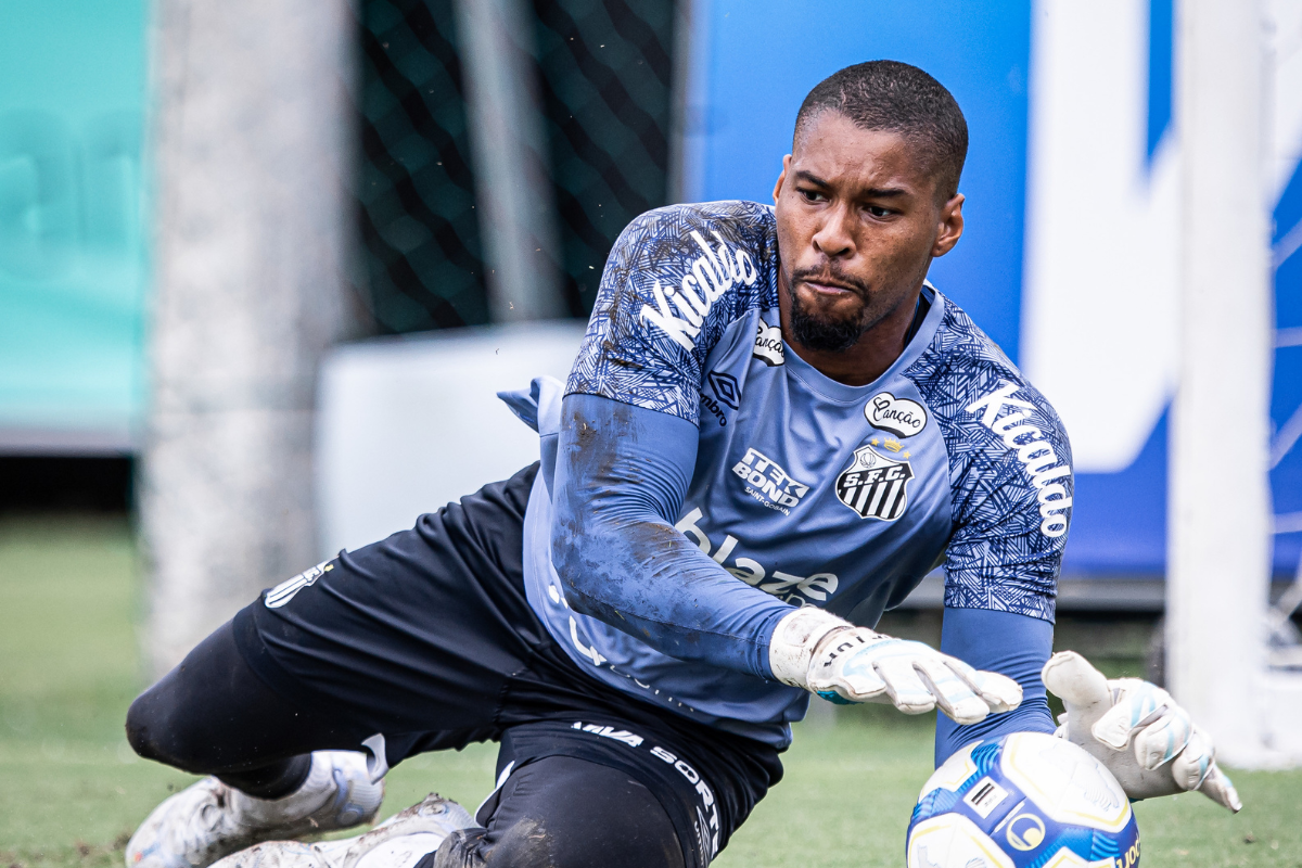 Diógenes deve fazer sua estreia como titular no futebol profissional - Imagem: Raul Baretta/ Santos FC